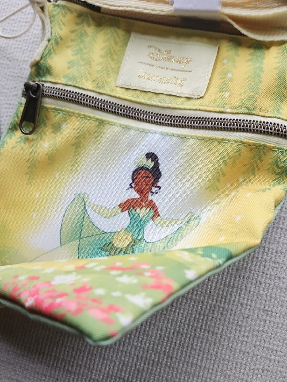 Disney Tiana Fairy Passport Bag - Picture 5 of 11